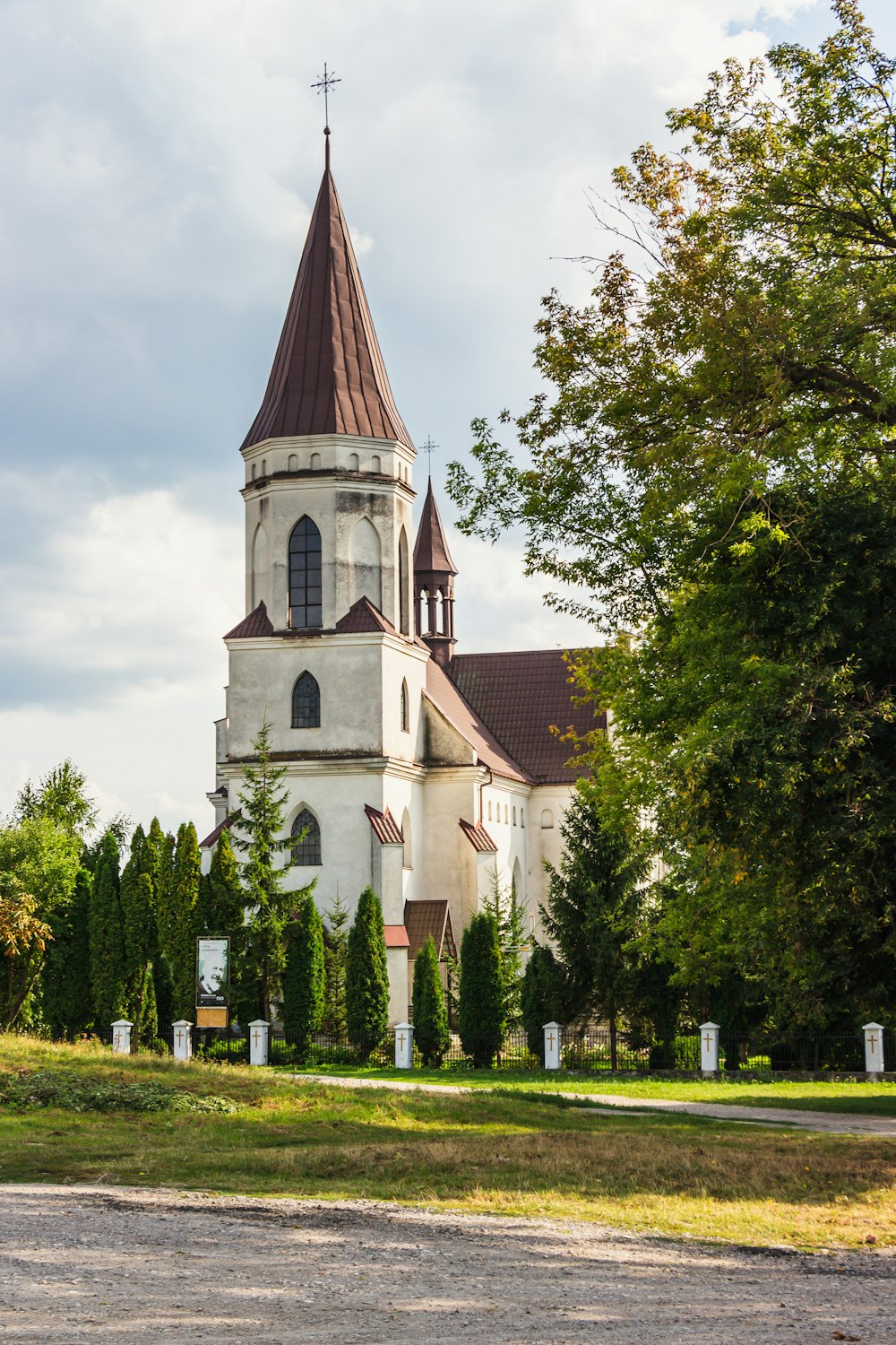 eine große weiße Kirche mit braunem Dach