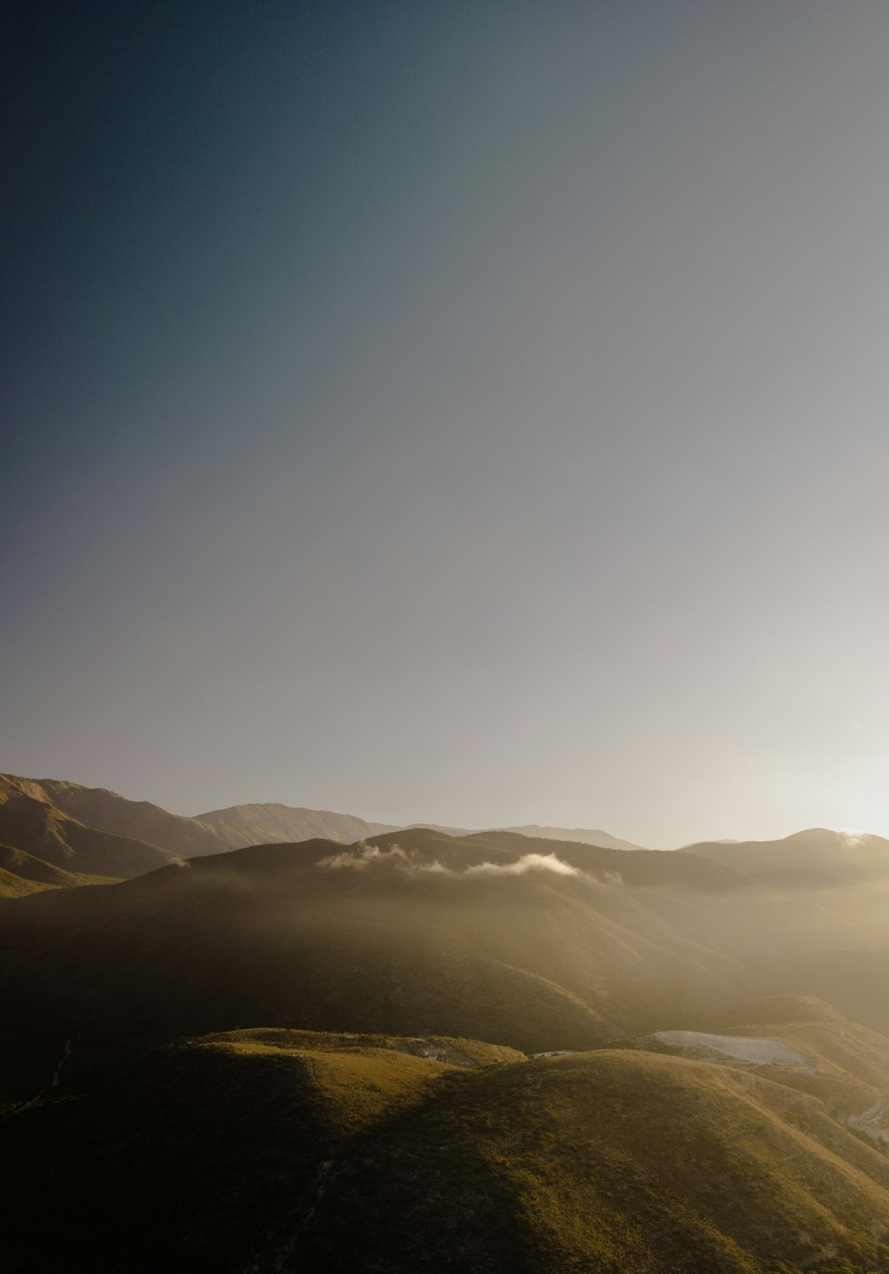 the sun shines through the clouds in the mountains