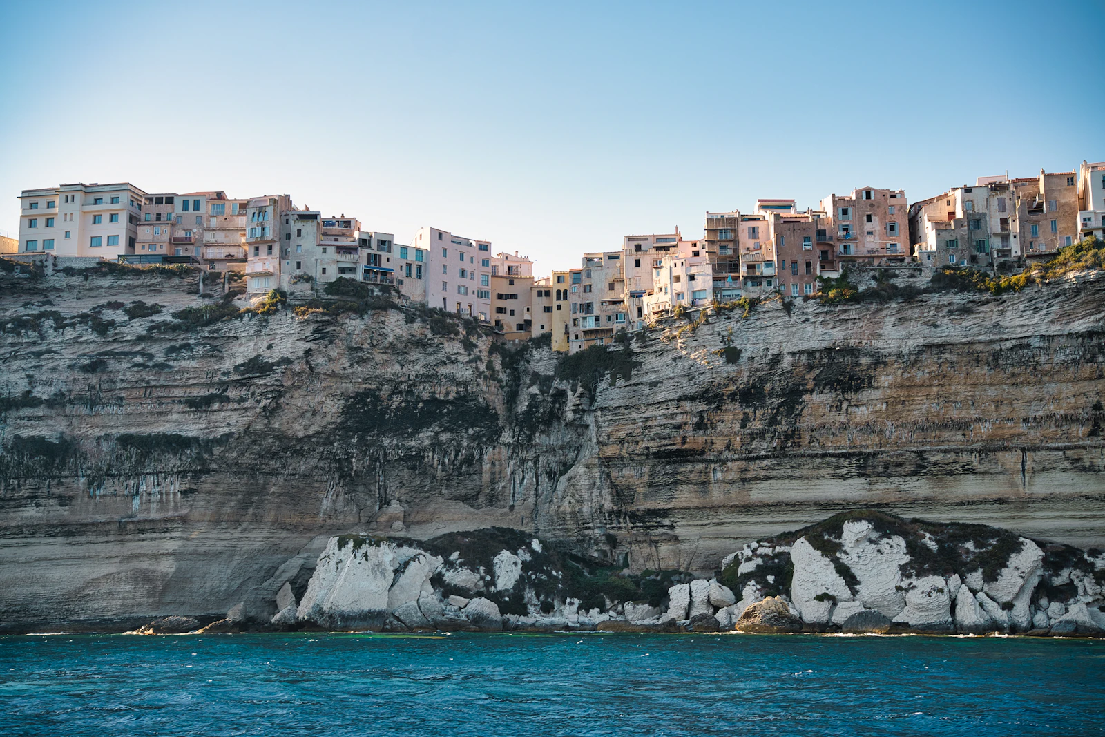 Ville perchée au bord d’une falaise au-dessus de la mer