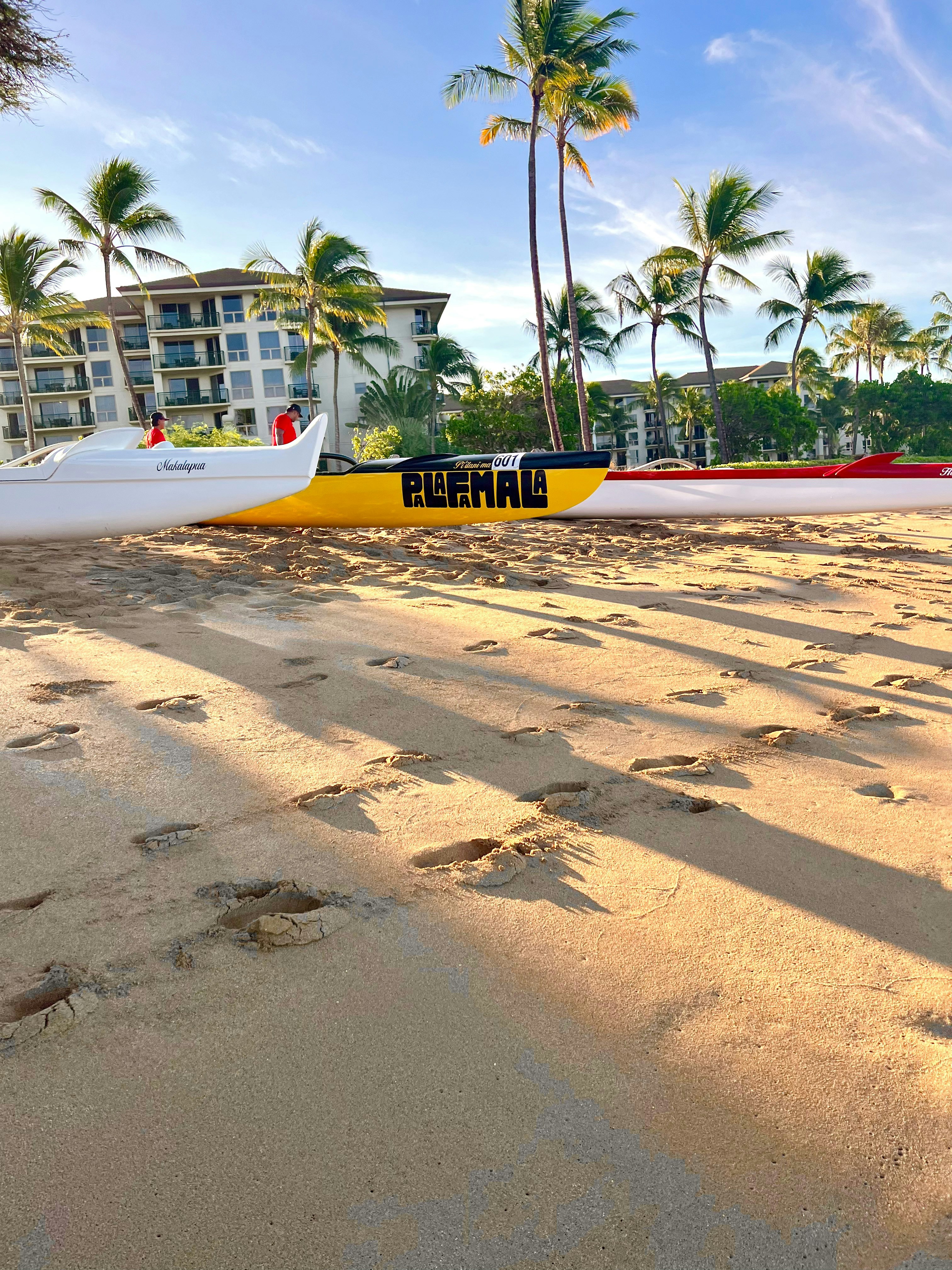 Un par de barcos sentados en la cima de una playa de arena