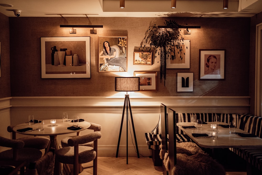 Un restaurant faiblement éclairé avec des photos sur le mur