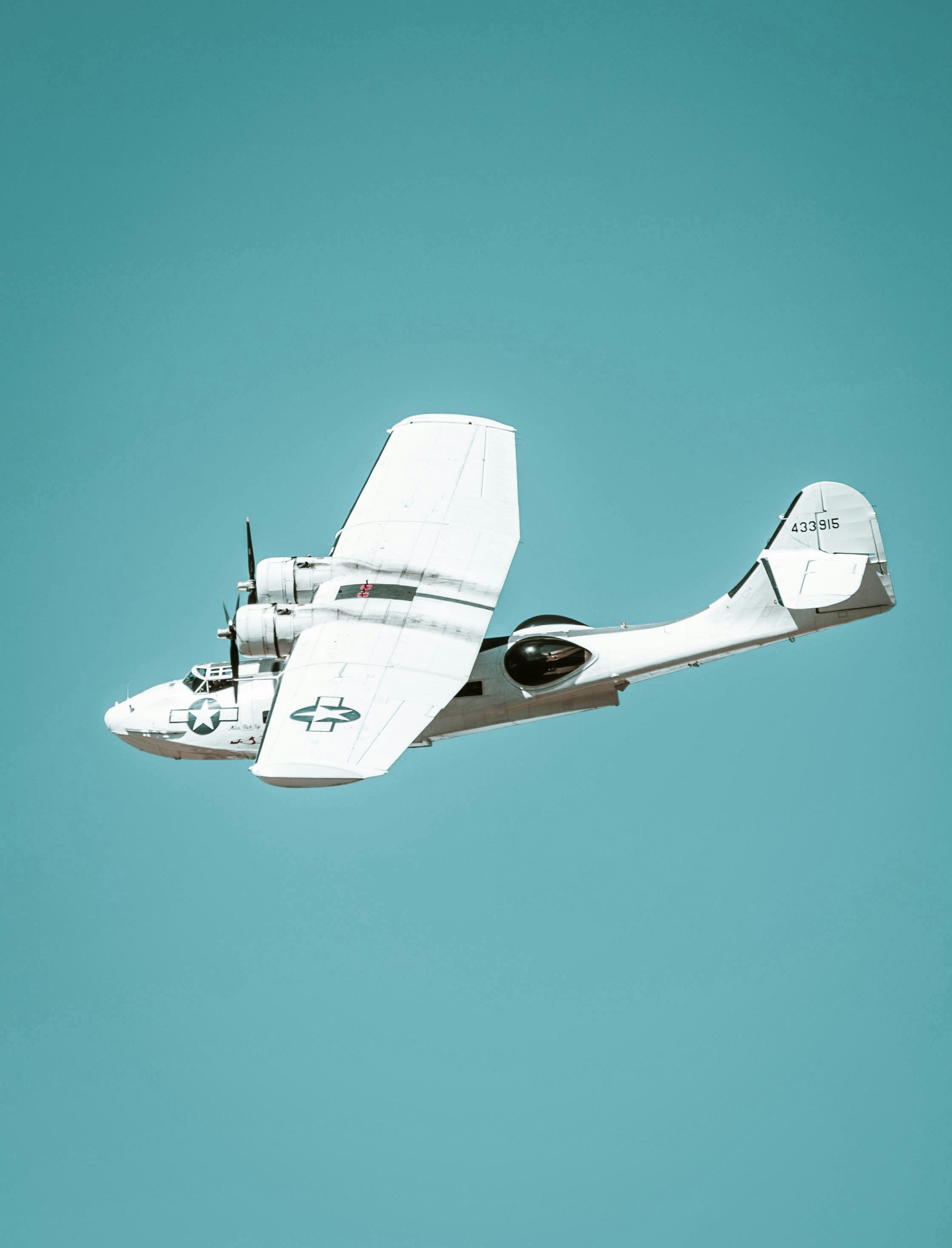 Ein kleines Flugzeug fliegt durch einen blauen Himmel