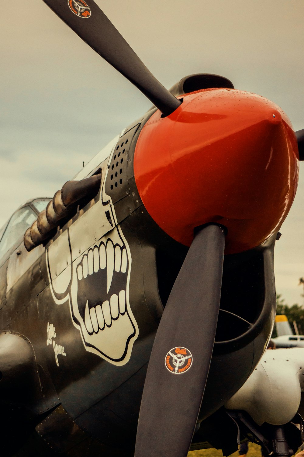 a close up of a propeller on a plane