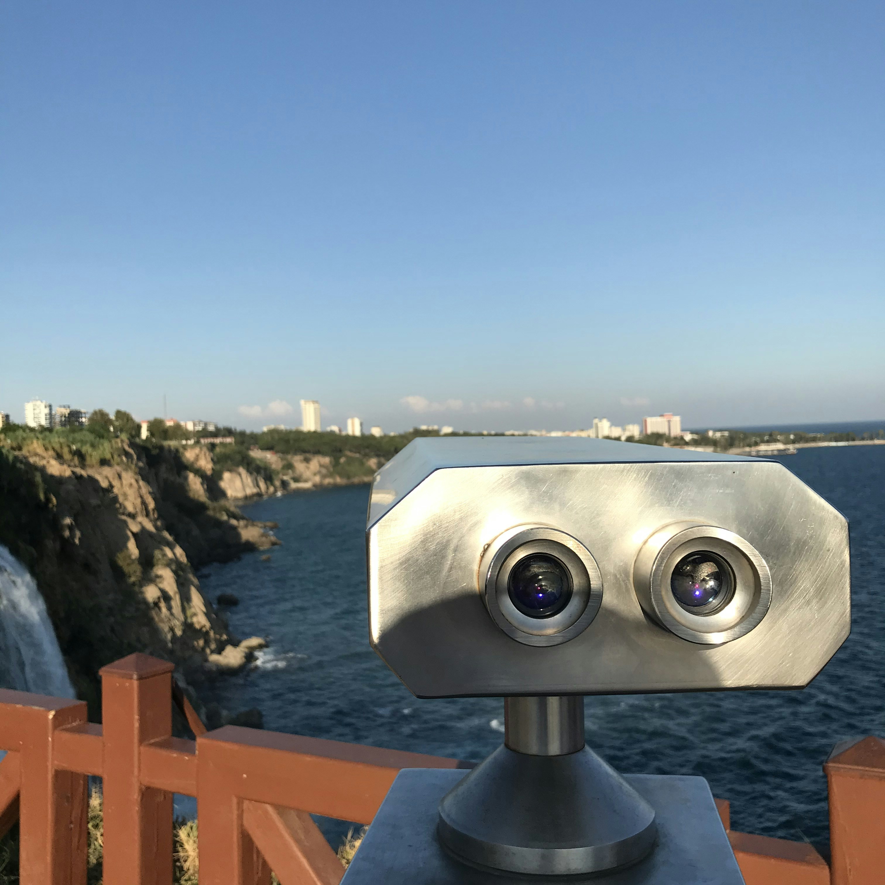 Un par de binoculares sentados encima de una cerca de madera