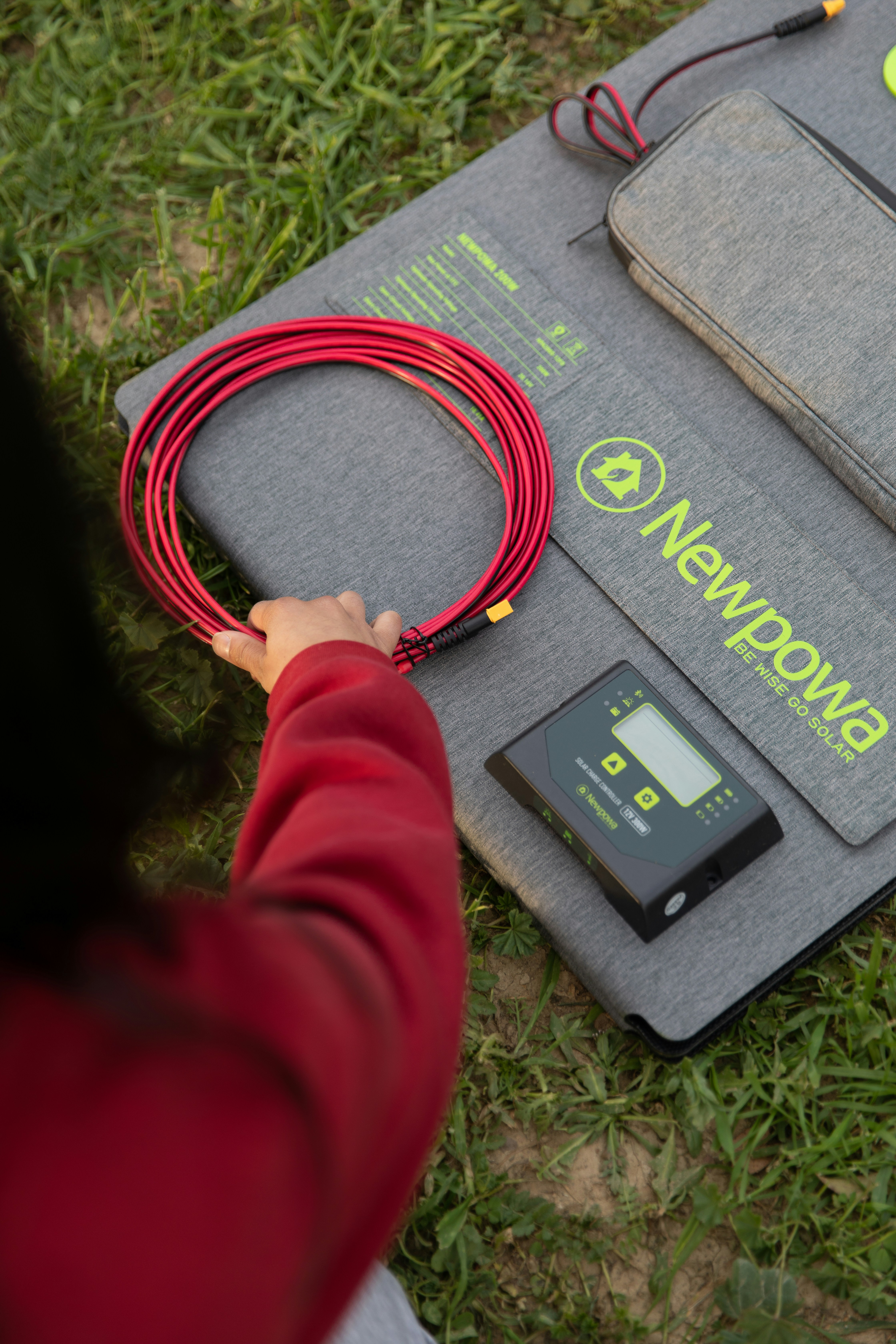 Sistema solar conectado a la red eléctrica en techo residencial
