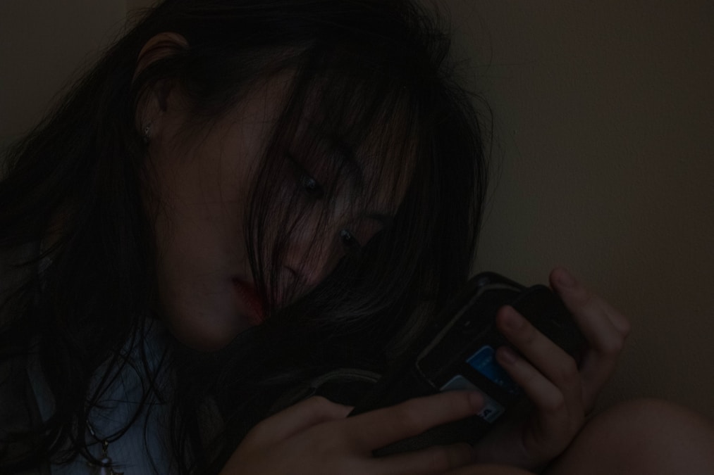 睡前滑手機影響睡眠品質