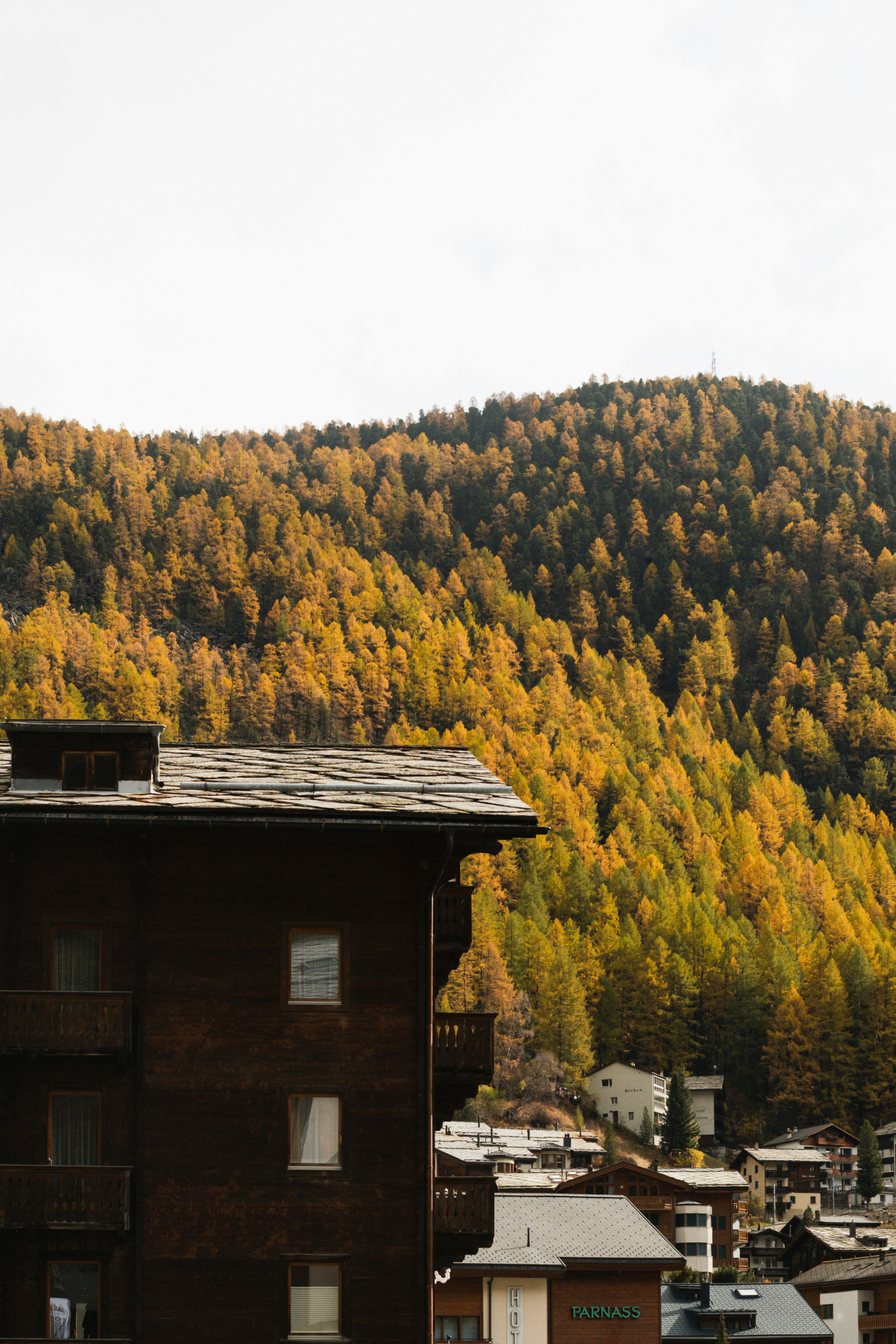 Una vista de una montaña con un edificio en primer plano