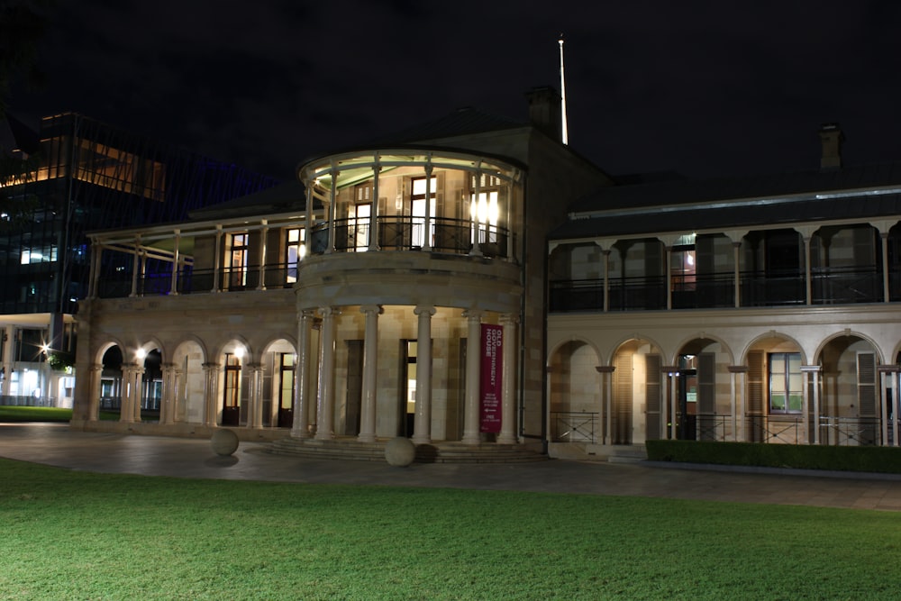 Un grand bâtiment éclairé la nuit avec des lumières allumées