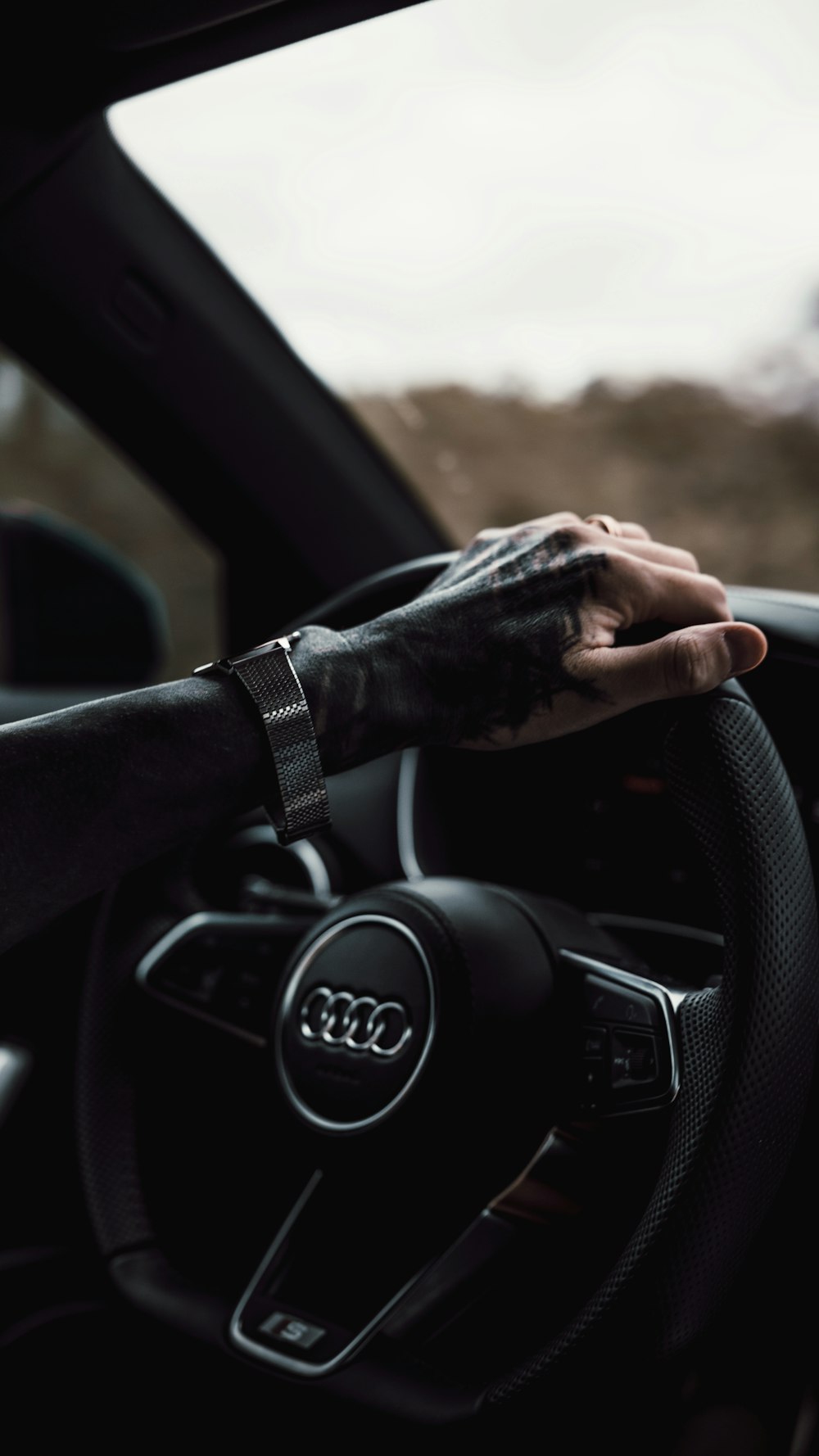 La mano di una persona sul volante di un'auto foto – Fl Immagine gratuita  su Unsplash