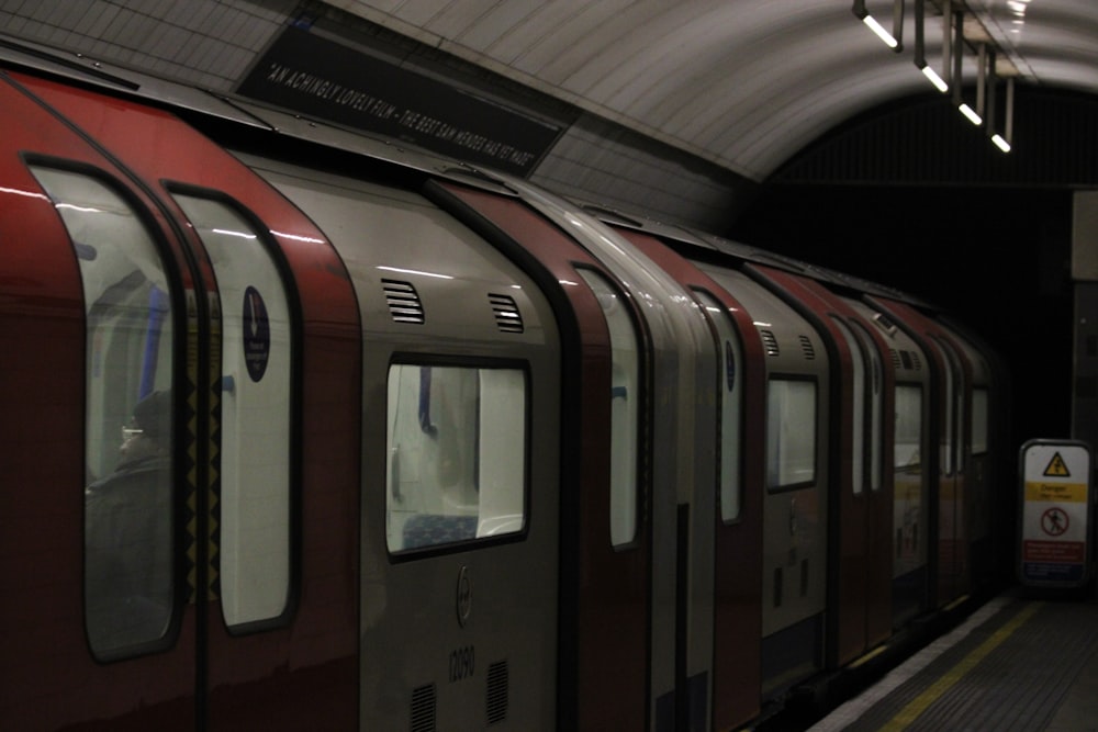 Ein rot-silberner Zug an einem Bahnhof
