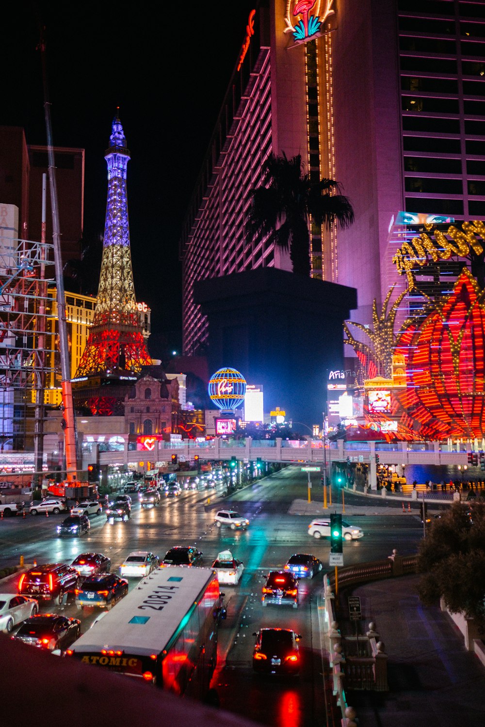 a city street filled with lots of traffic at night