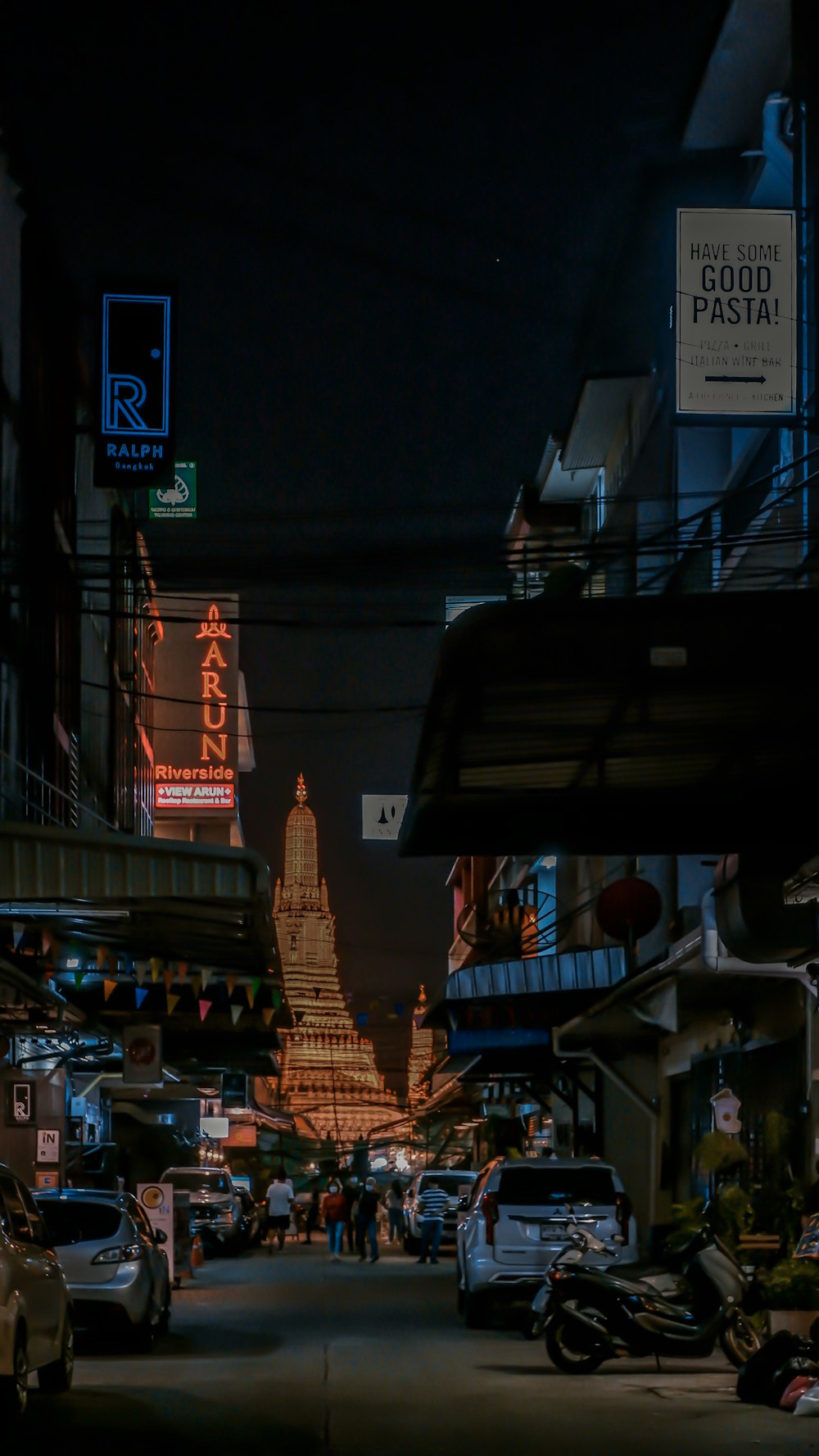 Eine Stadtstraße voller Verkehr in der Nacht