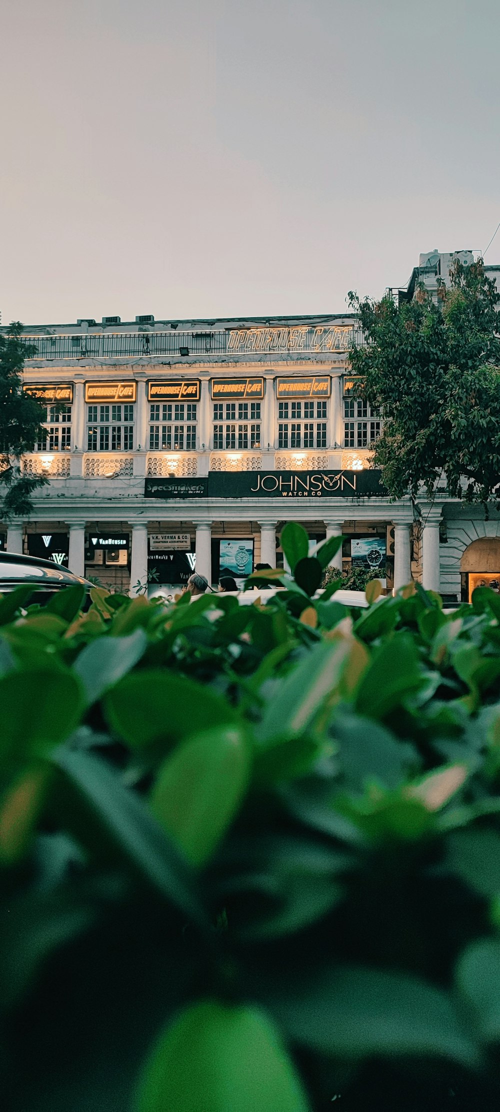 um grande edifício com um relógio na frente dele