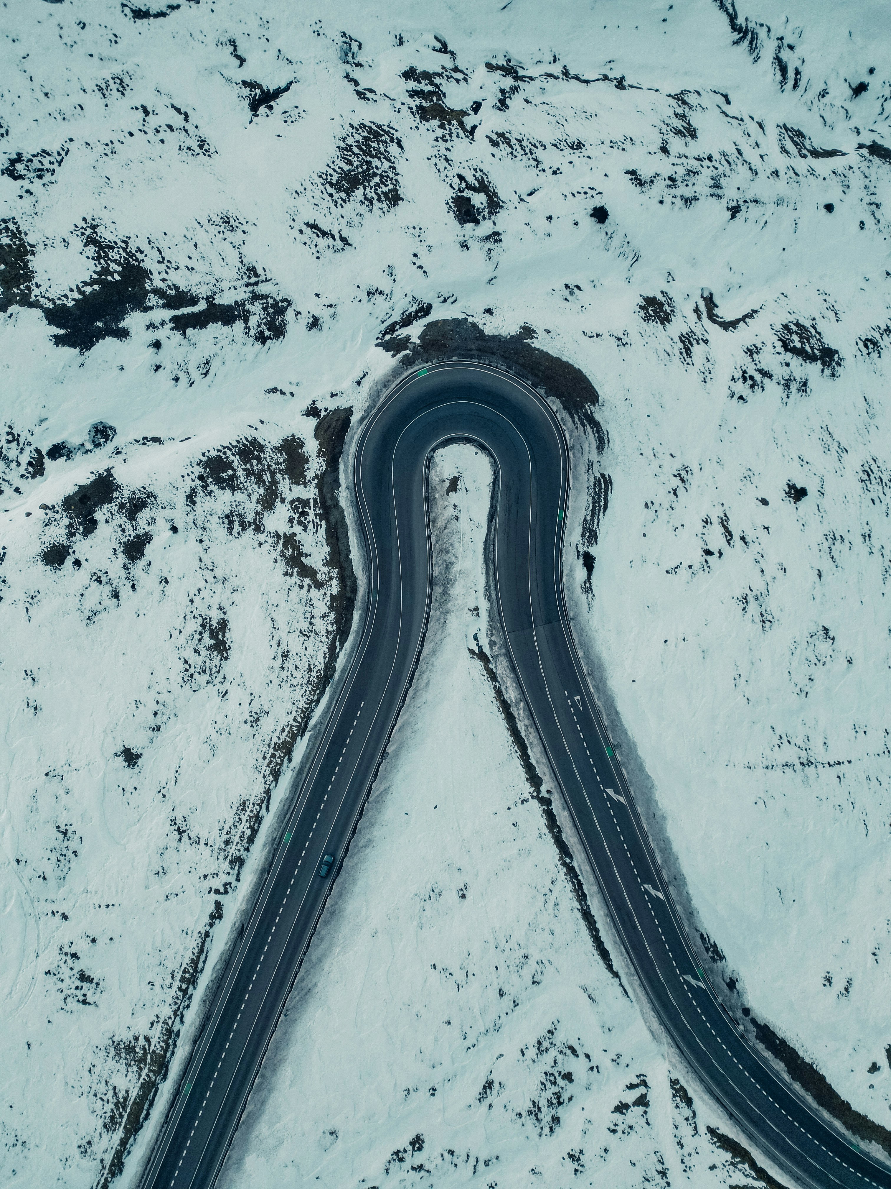Vue aérienne d’une route courbe dans la neige