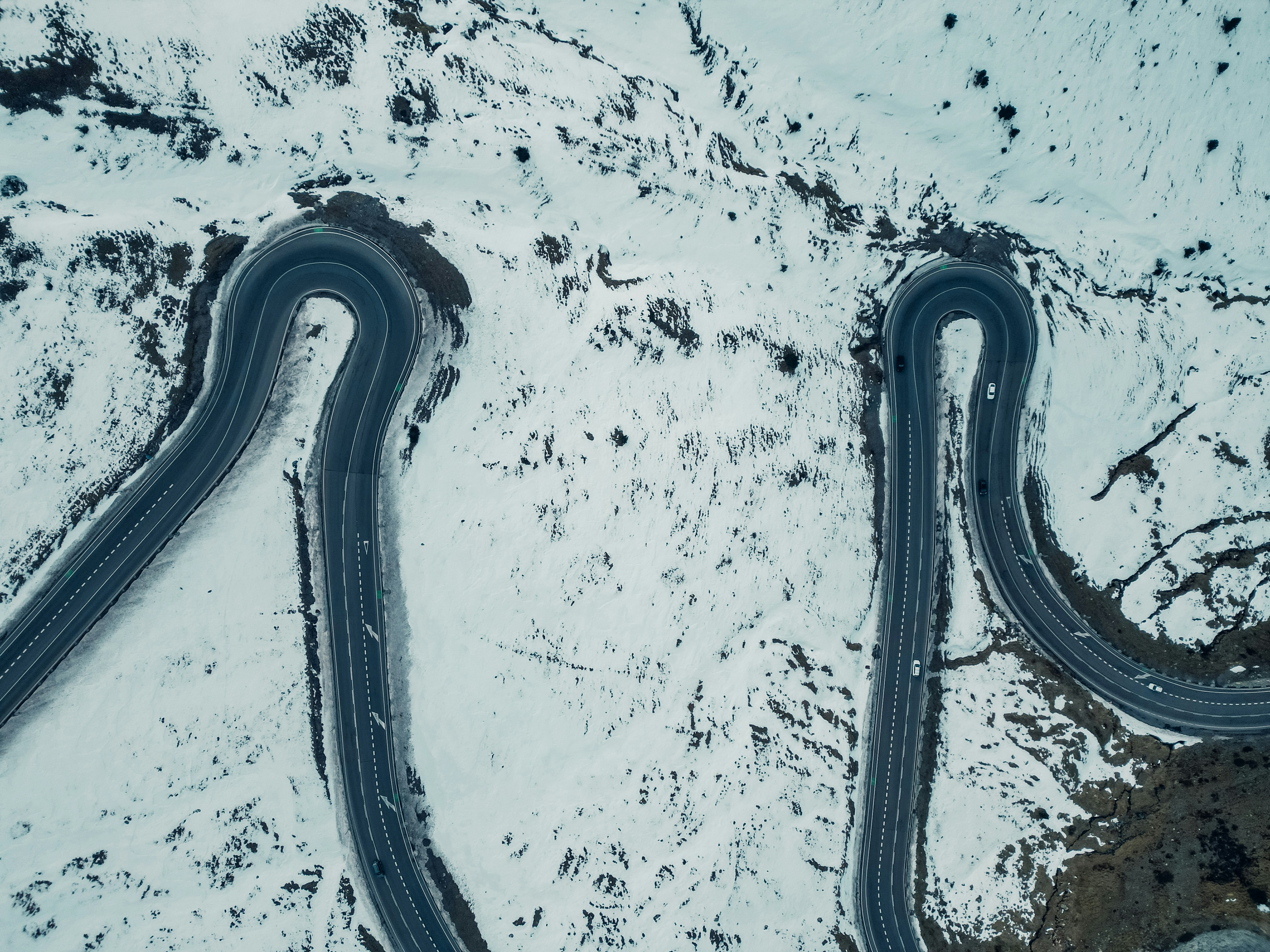 Deux routes sinueuses au milieu d’un paysage enneigé