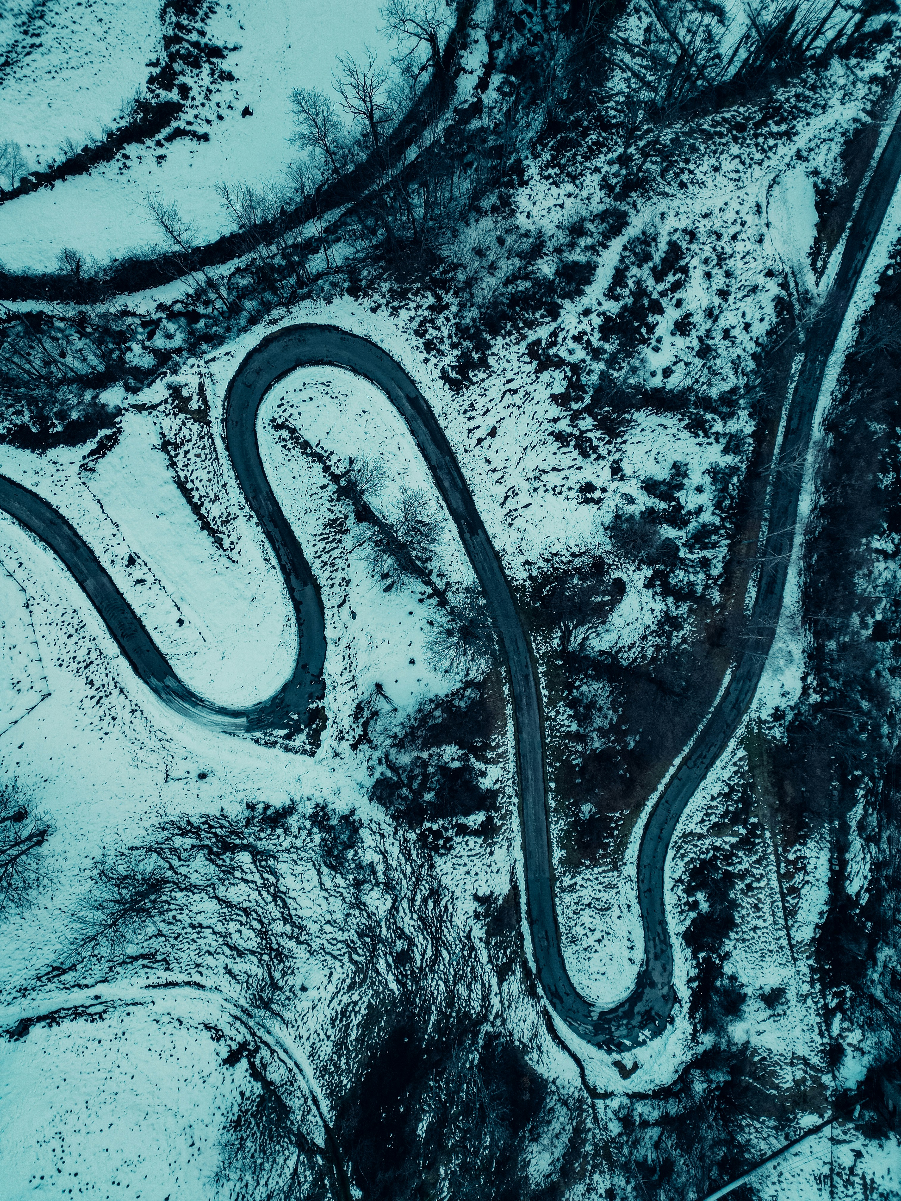 Vue aérienne d’une route sinueuse dans la neige