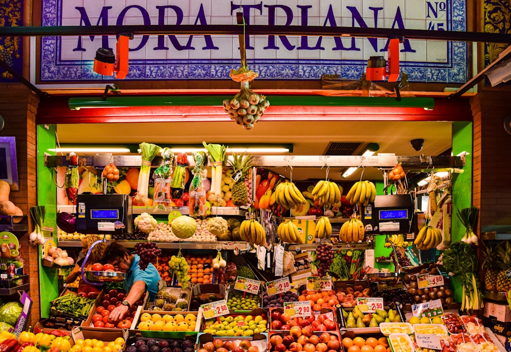 un puesto de frutas y verduras en un mercado