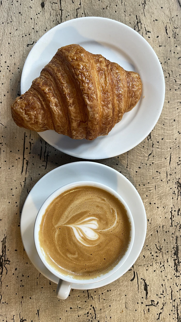 Croissant e café