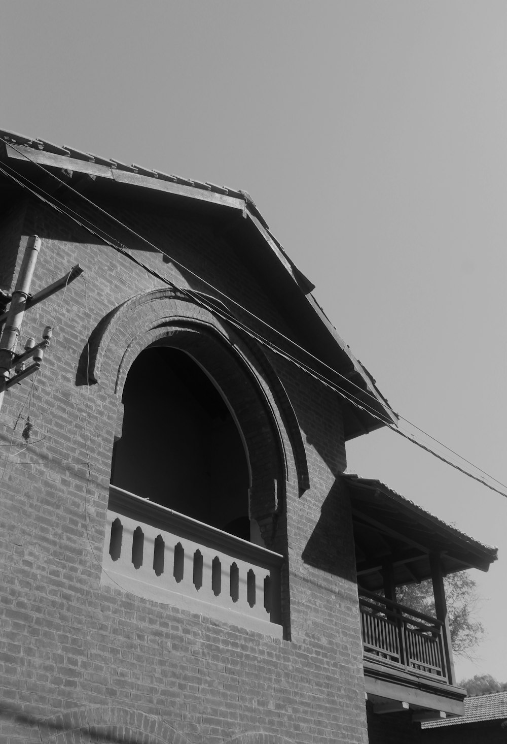 Una foto en blanco y negro de un edificio de ladrillo