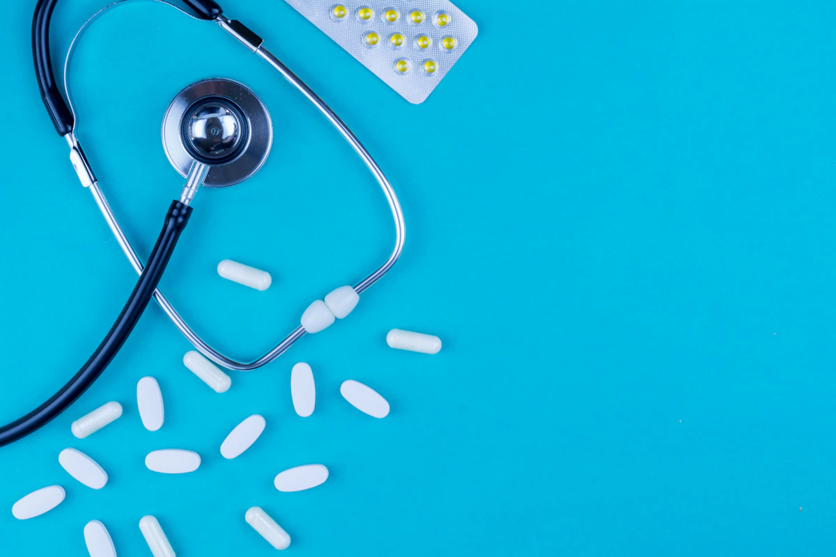 Stethoskop und Medikamente als Symbol für eine geplante Nikotinersatztherapie