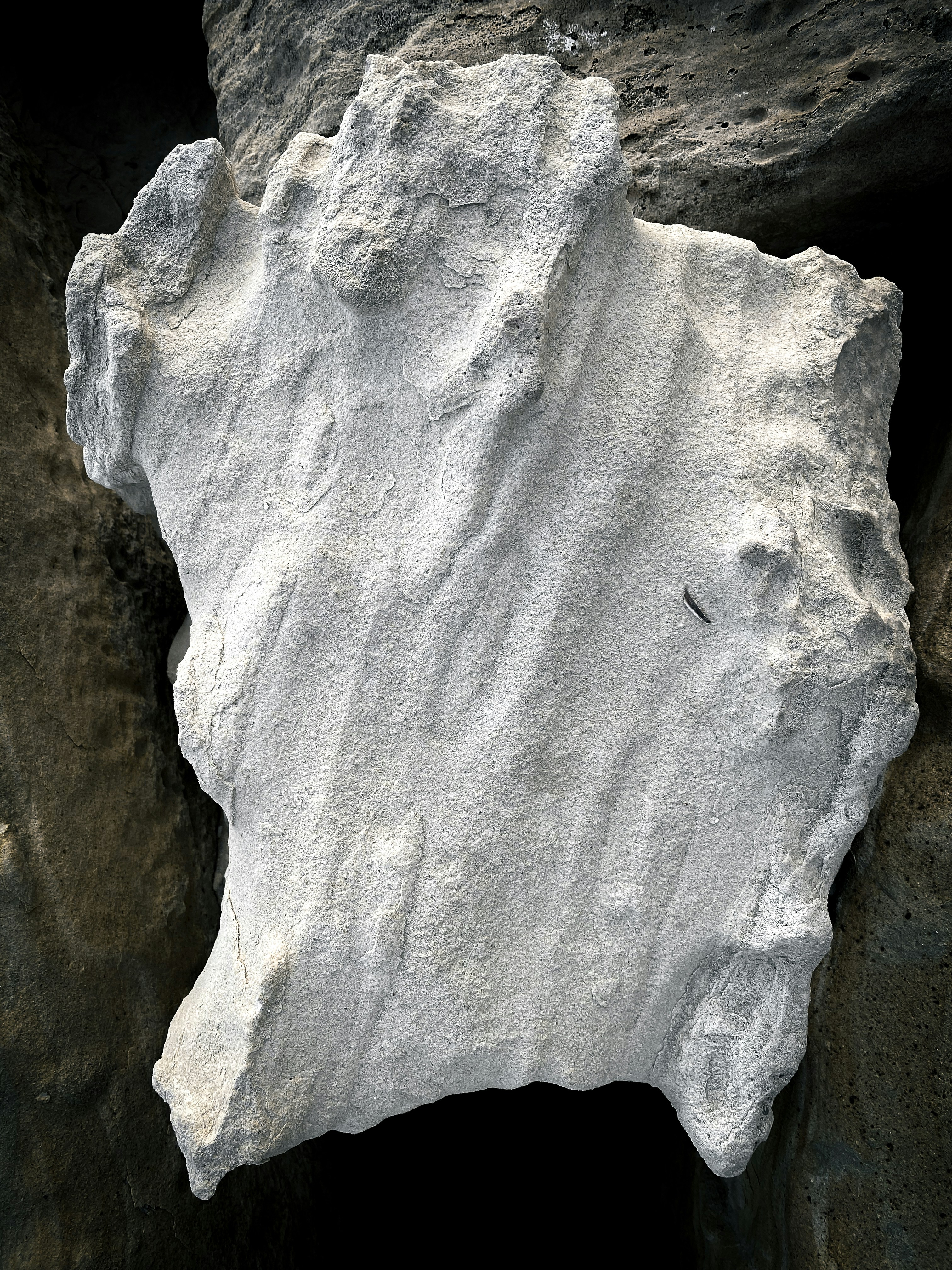 una gran roca con un agujero negro en ella