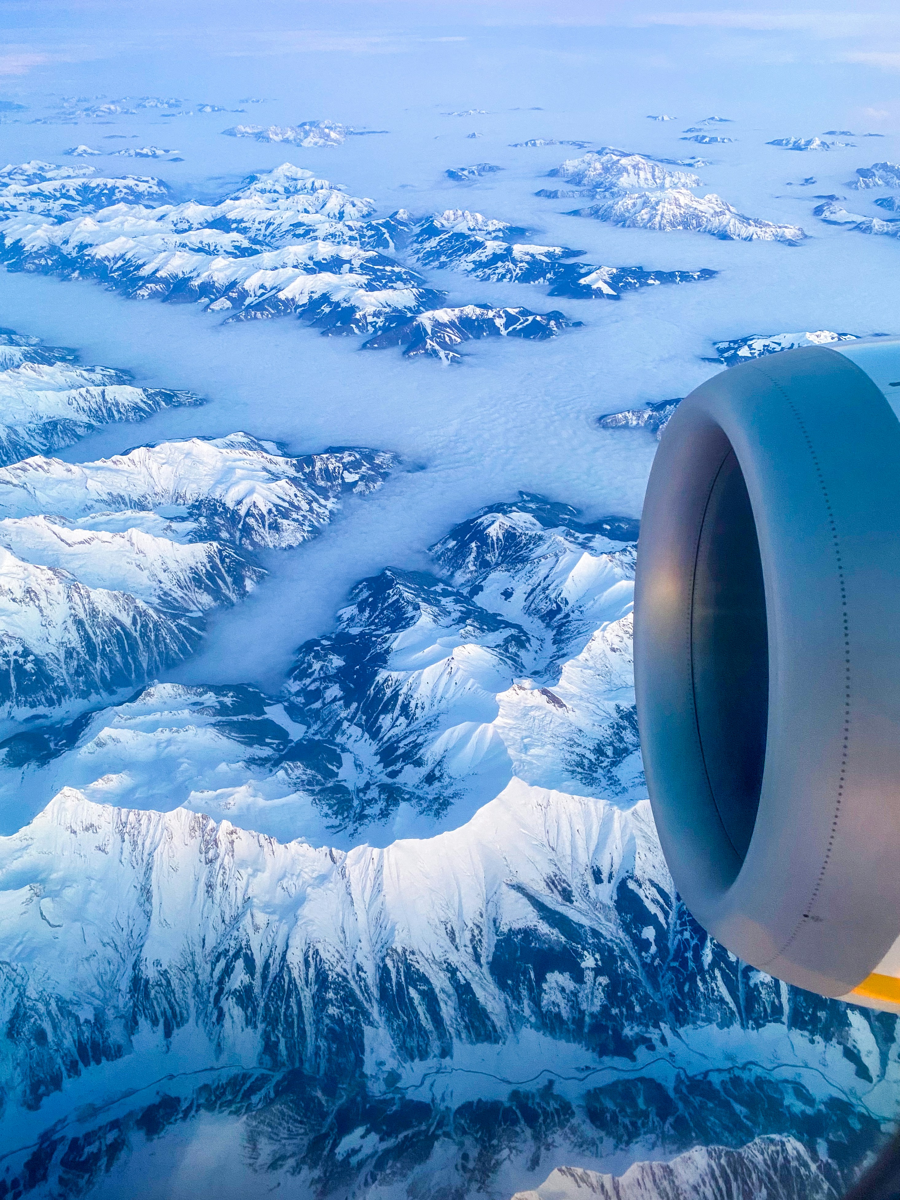 Une vue sur les montagnes depuis la fenêtre d’un avion