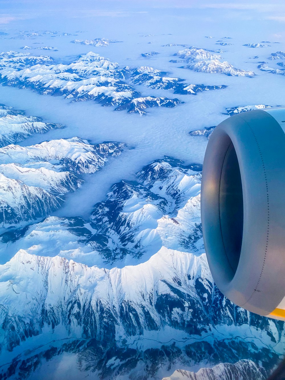 Una vista delle montagne dal finestrino di un aereo