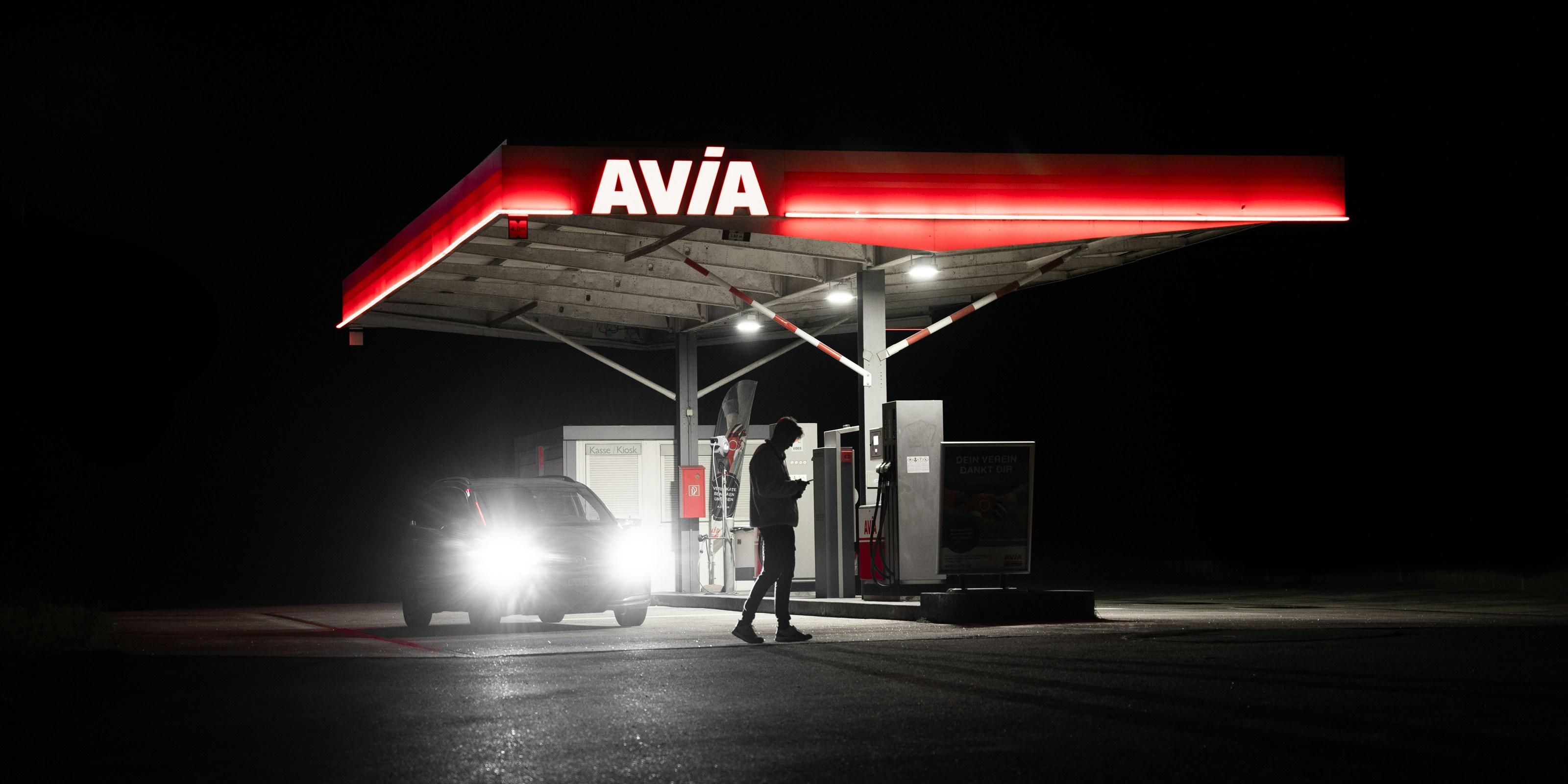Mobil di pompa bensin di malam hari