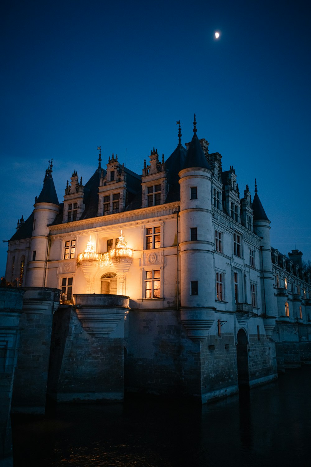 un grand bâtiment avec une horloge à l’avant