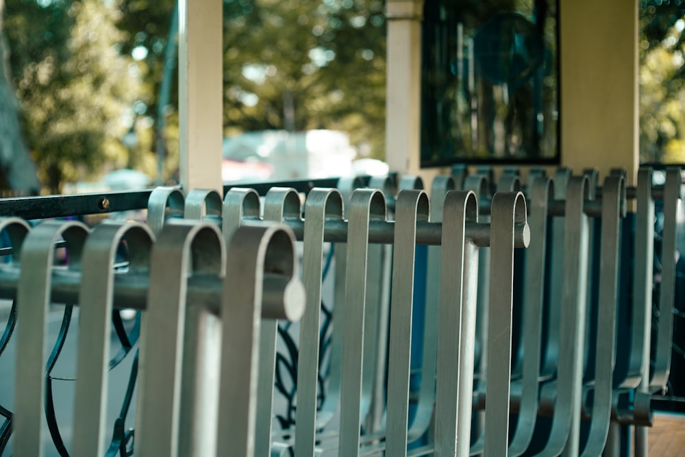 a row of metal chairs sitting next to each other