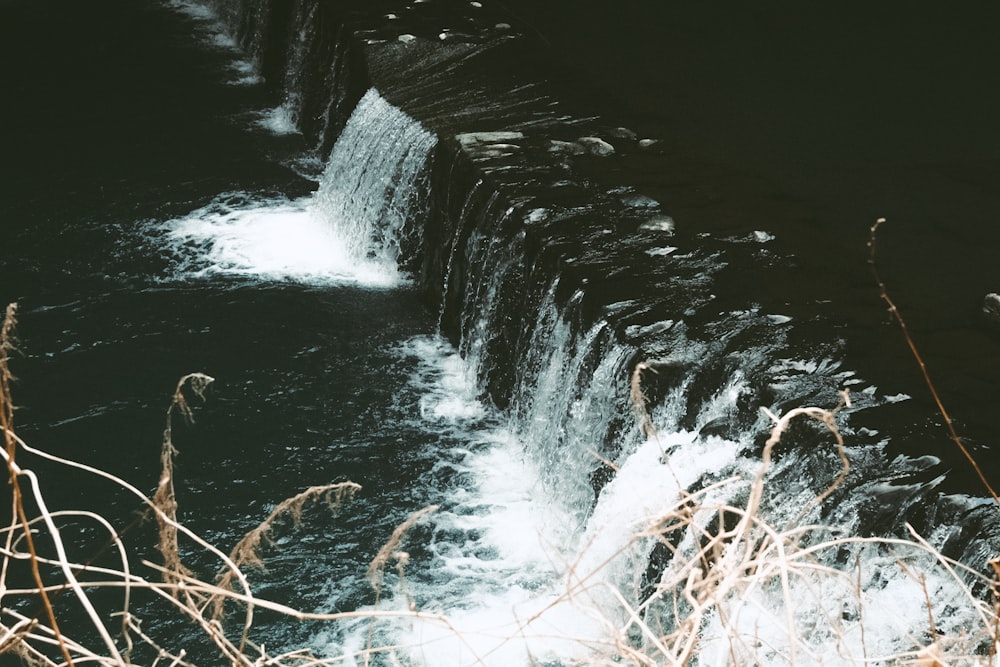 the water is running down the side of the wall