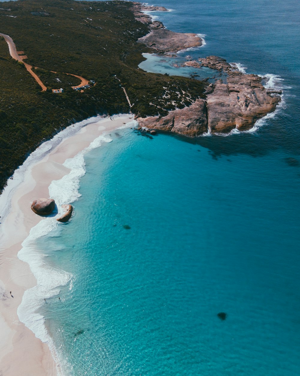 una veduta aerea di una spiaggia e di uno specchio d'acqua