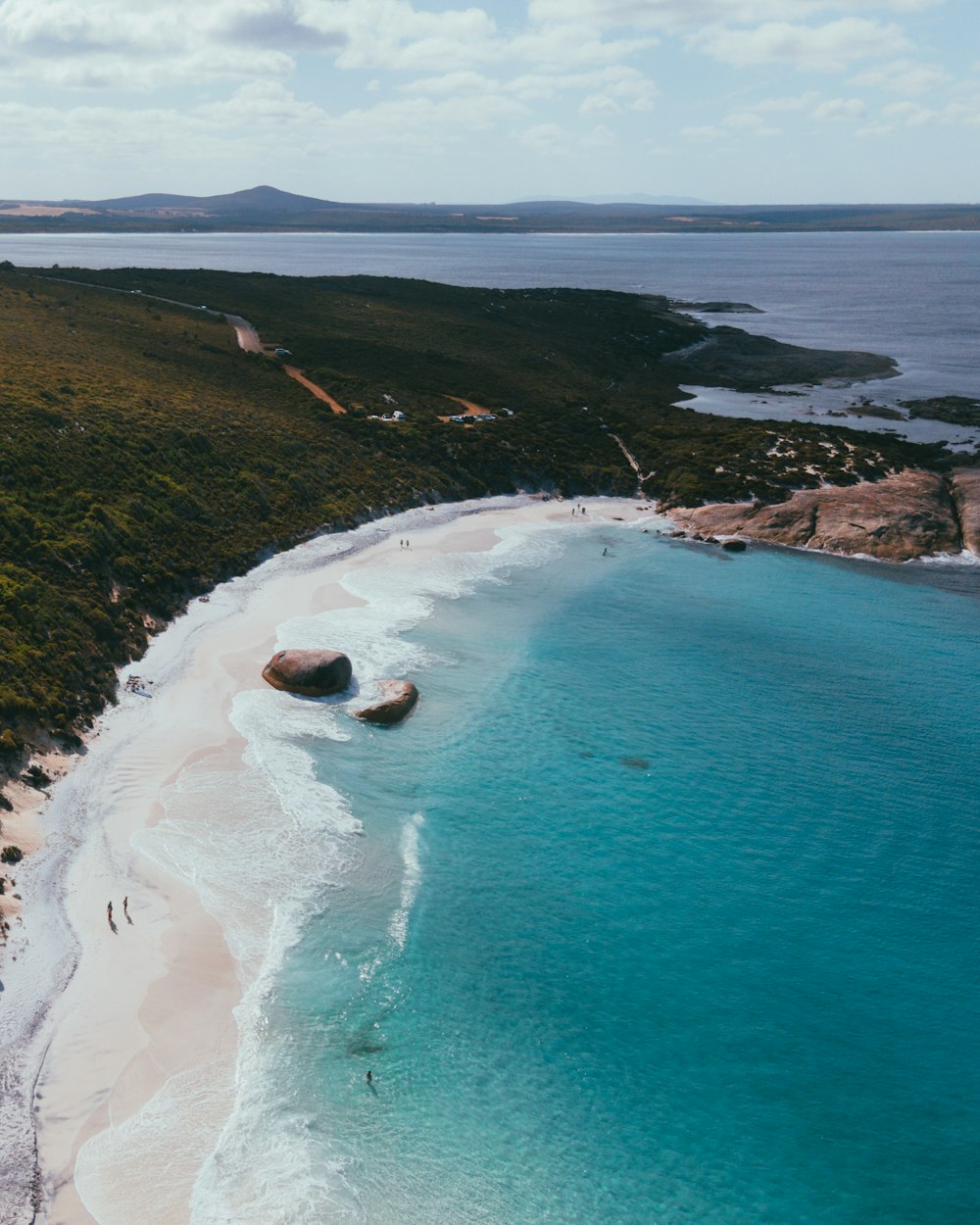 uma vista aérea de uma praia de areia e oceano