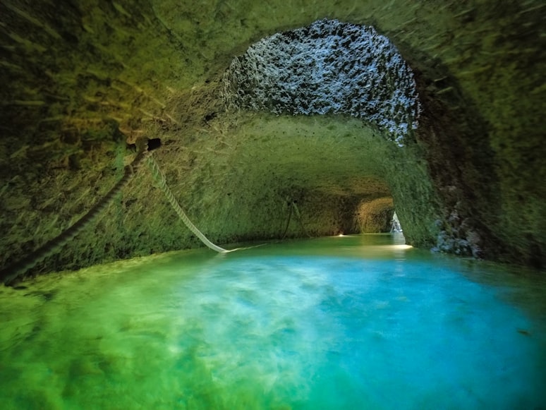 Podziemna rzeka w jaskini