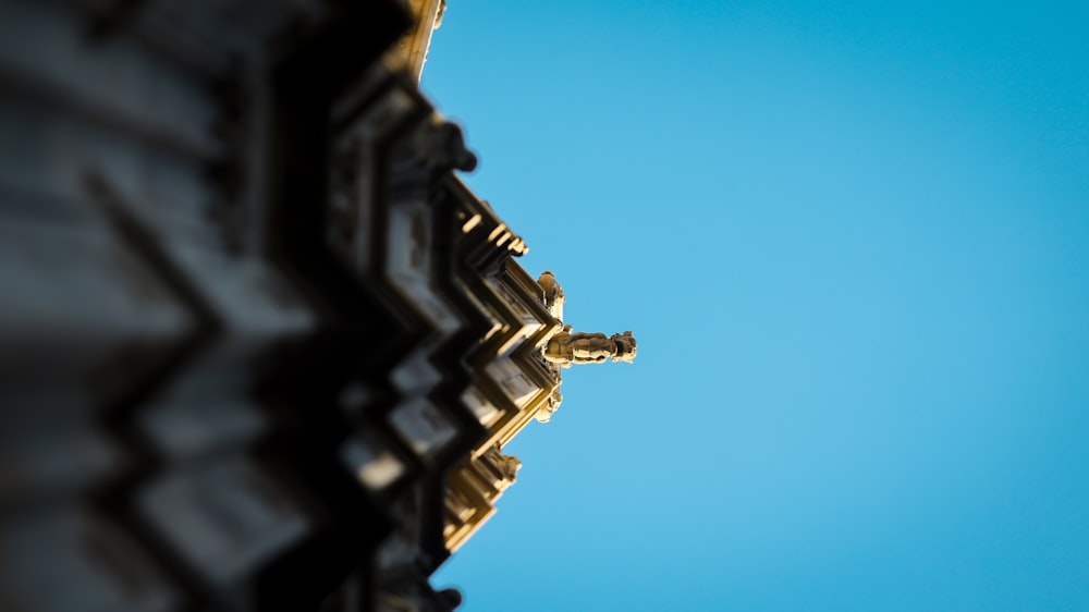 une vue d’une tour de l’horloge d’en bas