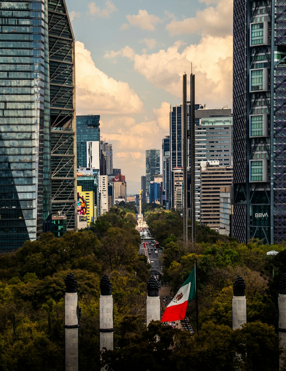 Una vista di una città con edifici alti e una bandiera in primo piano