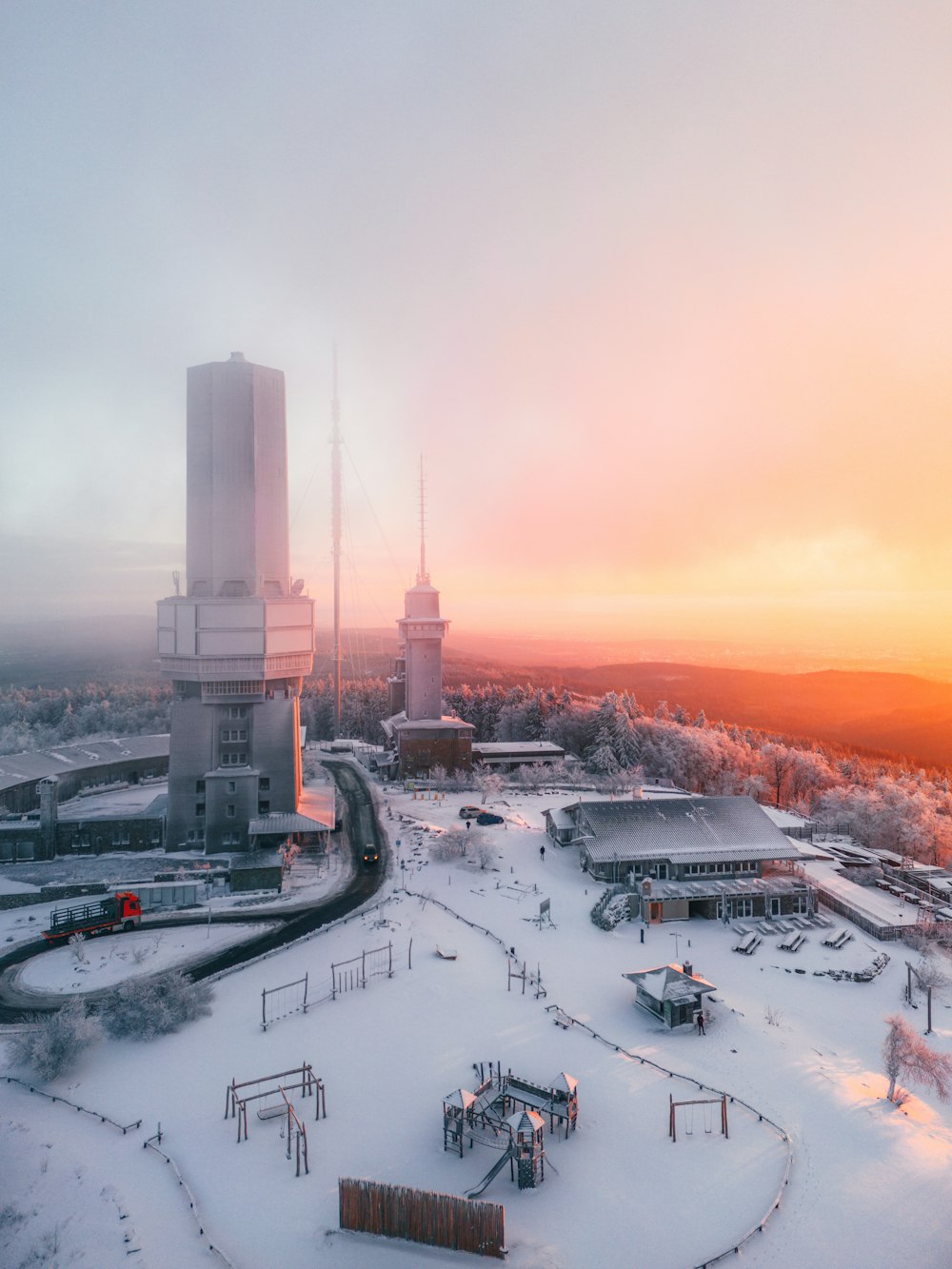 Luftaufnahme einer Stadt im Winter