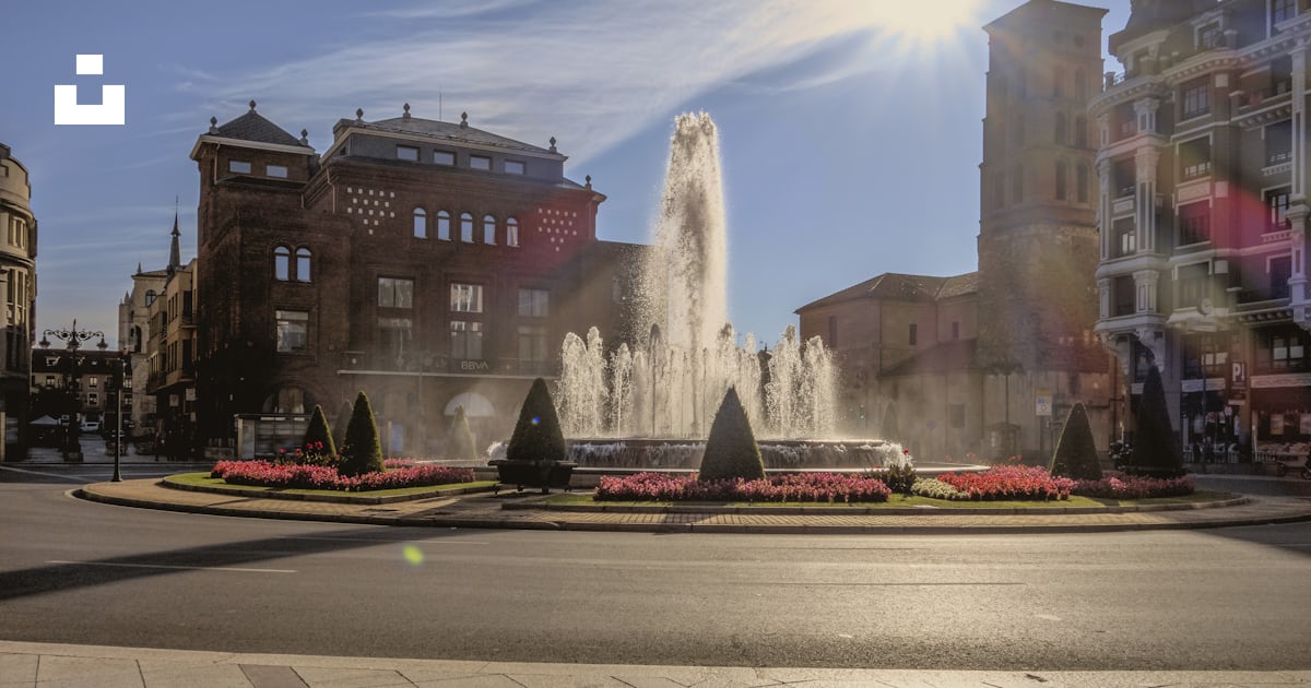 Foto zum Thema Ein Brunnen in der Mitte eines Stadtplatzes