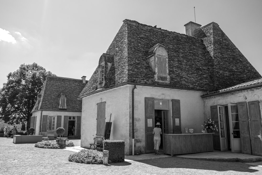 a black and white photo of a building