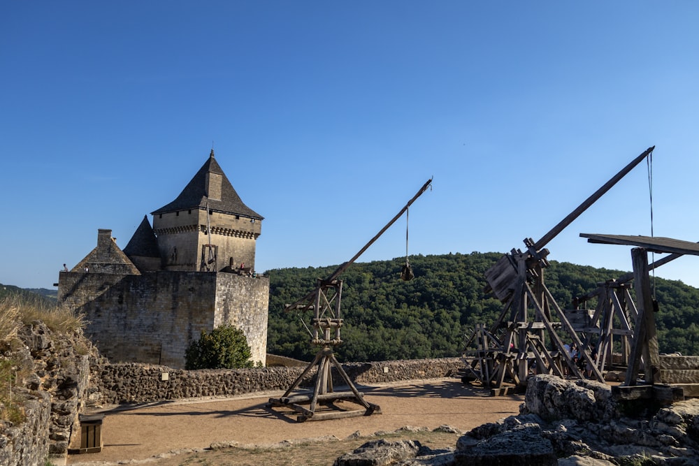 un castello con una torre e una torre con un orologio su di esso