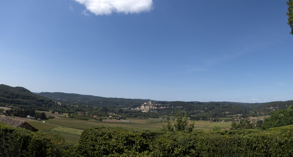 una vista della campagna dalla cima di una collina