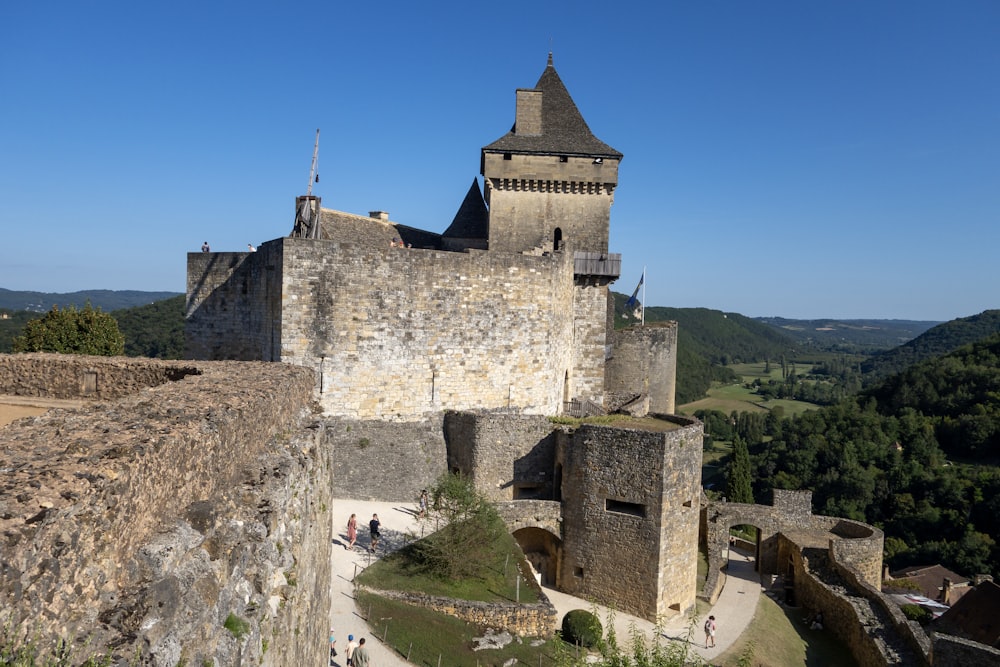 un castello con una torre e una passerella che conduce ad esso