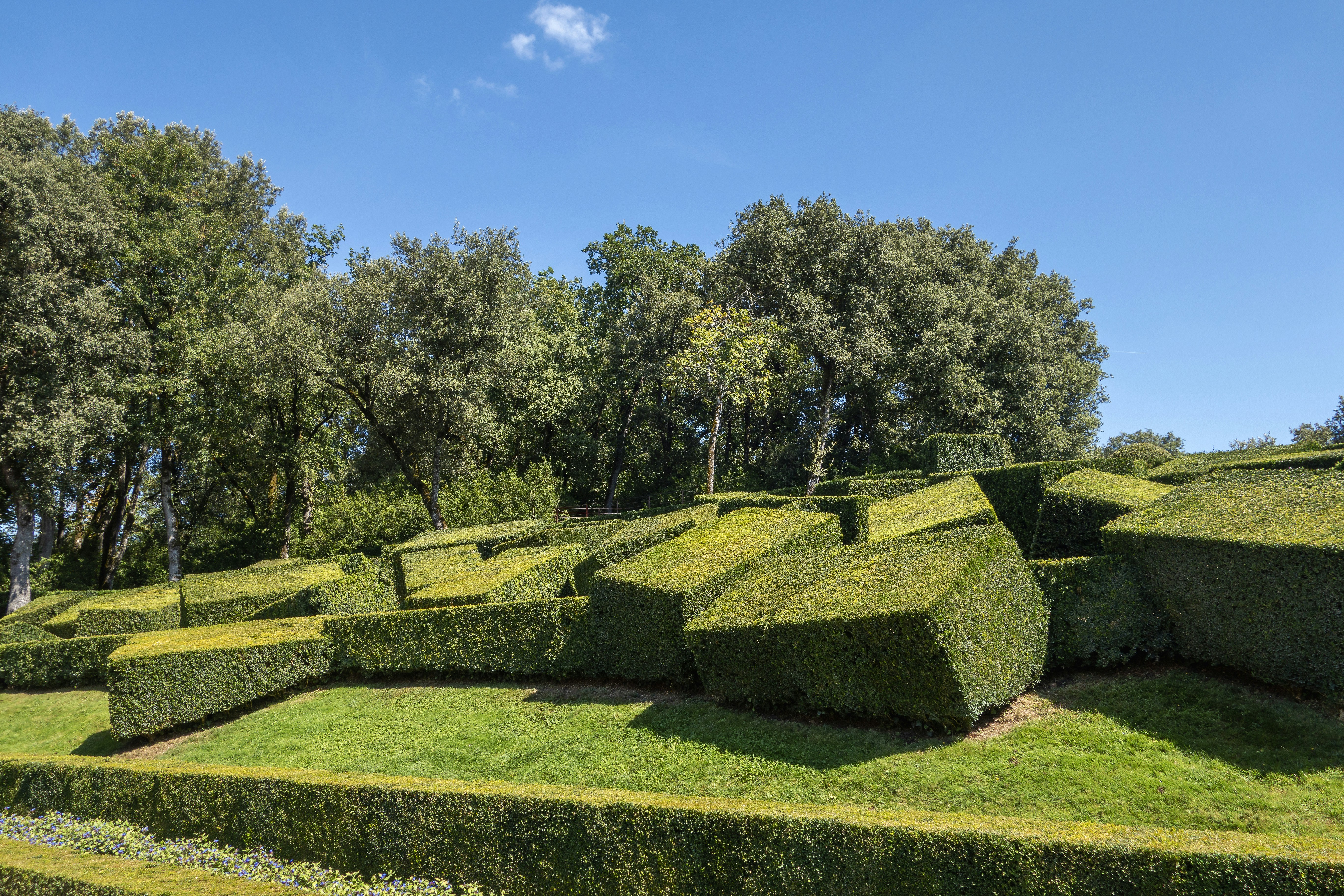a large hedge maze in the middle of a park, La vallée de la Dordogne magnifique et historique, un voyage dans le temps à ciel ouvert, des hommes des cavernes, du Moyen âge à aujourd