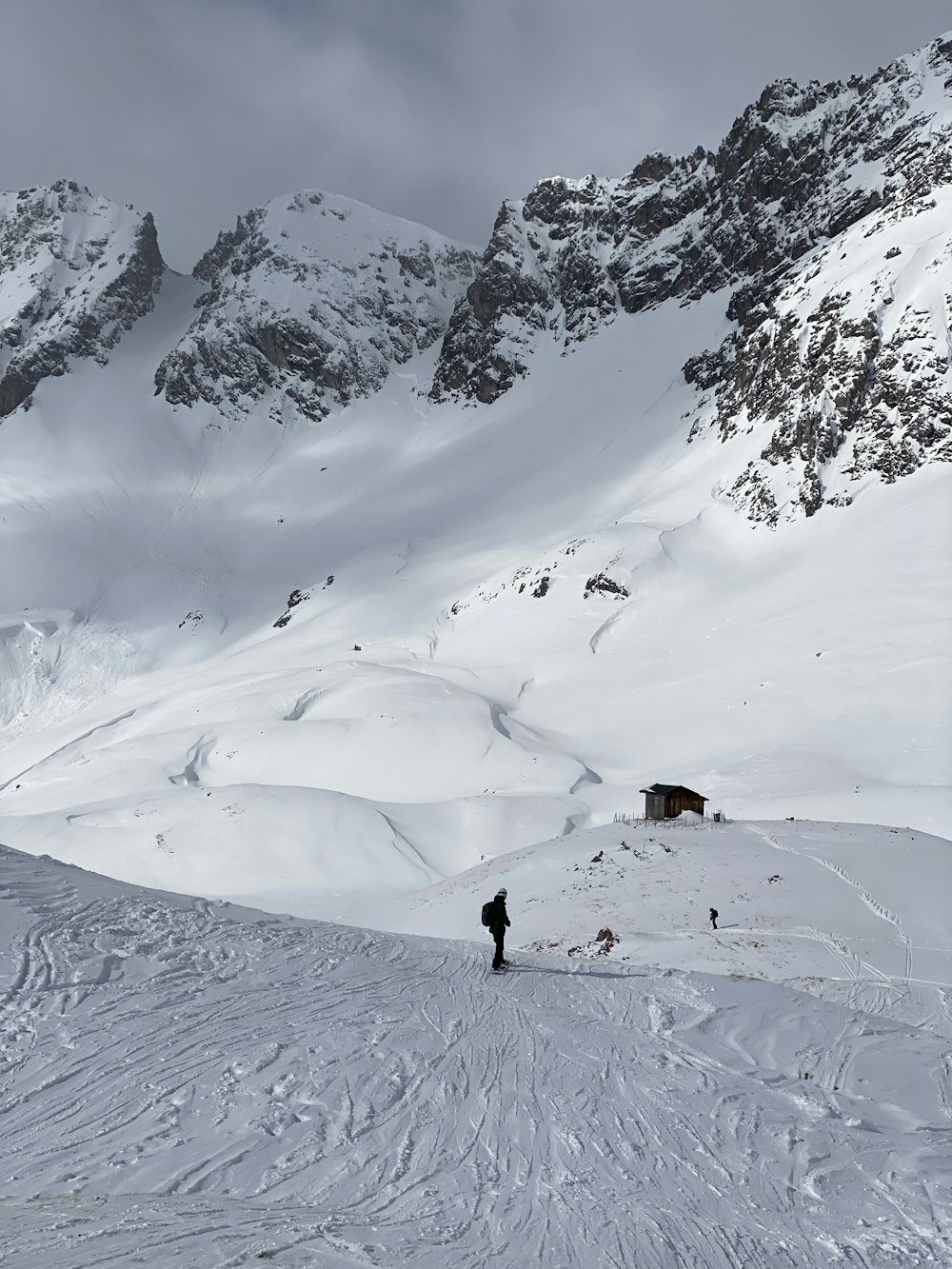 eine Person, die auf einem schneebedeckten Hang steht