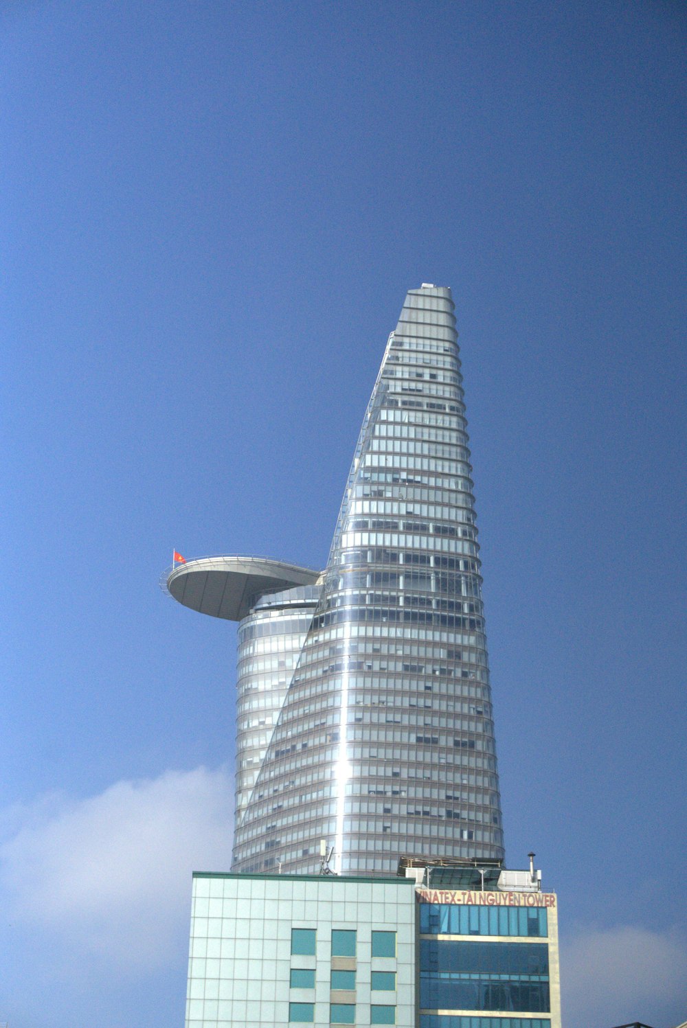 Un edificio muy alto en medio de una ciudad