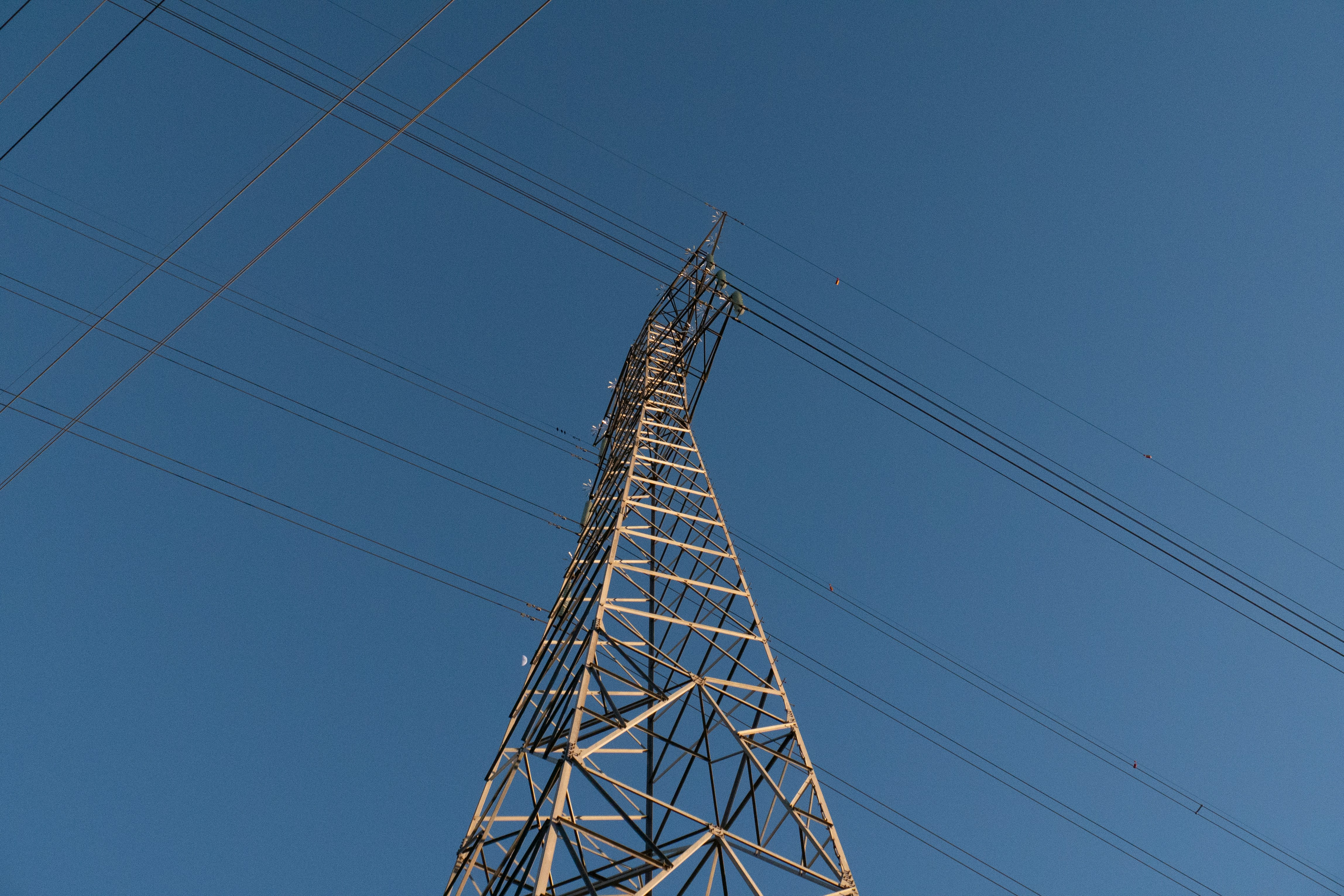 BNB falls below $900 even after network upgrade, ecosystem developments as market declines