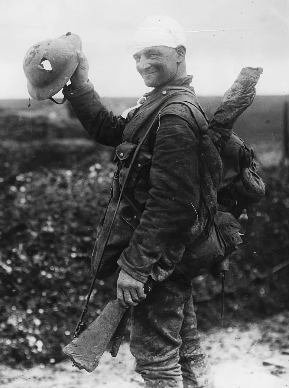 uma foto em preto e branco de um homem segurando um capacete