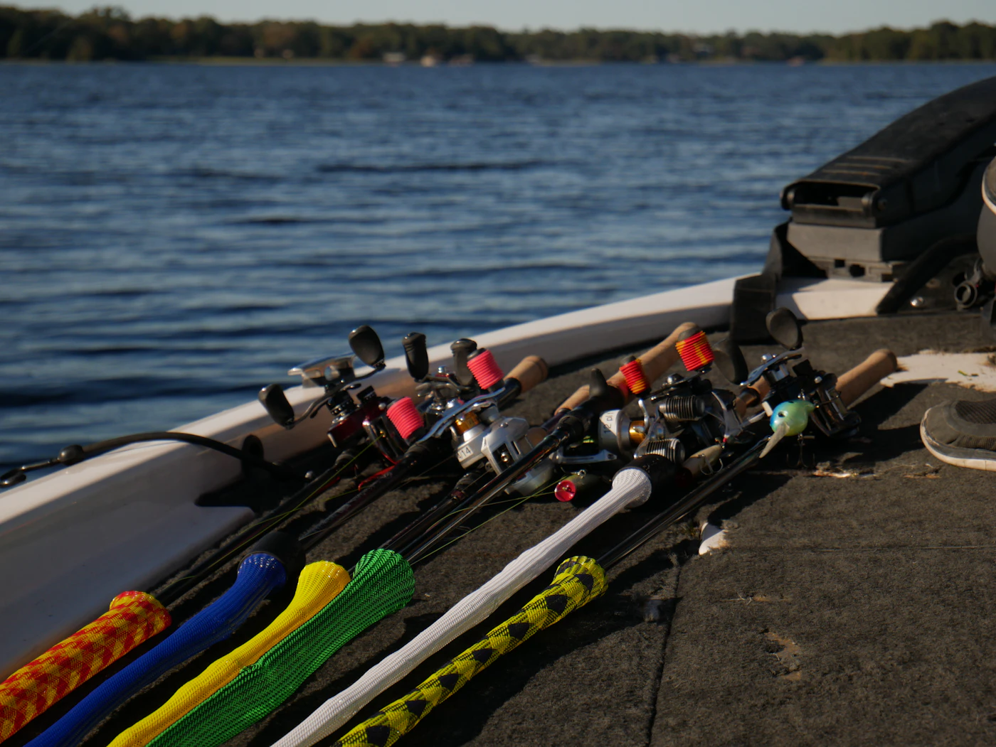 Conjuntos de pesca com carretilhas bait casting prontos no barco