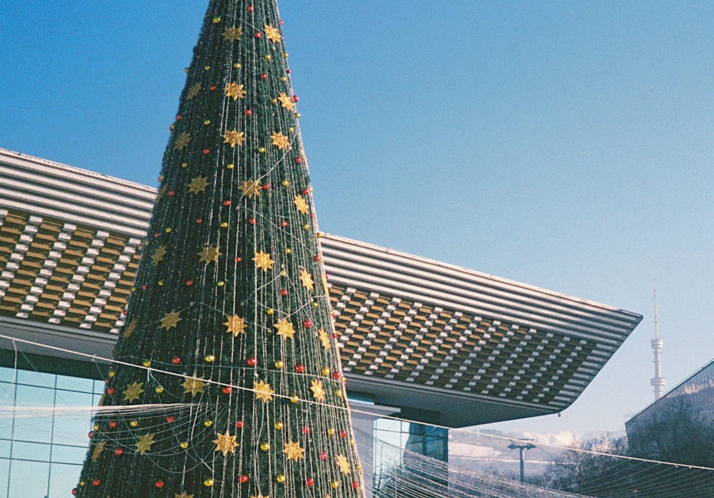 Ein großer Weihnachtsbaum vor einem Gebäude