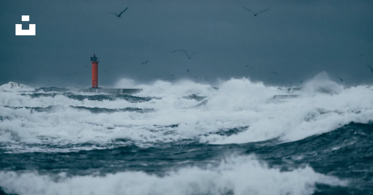 Olas Riga Foto Un faro rodeado de olas en el océano – Imagen Riga gratis en Unsplash